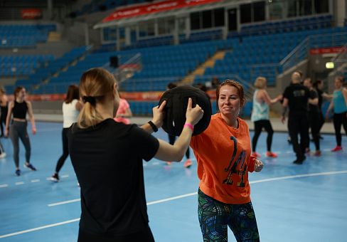 Nie tylko dla mężczyzn – dlaczego coraz więcej kobiet wybiera treningi samoobrony?