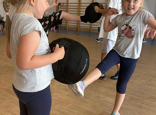 Jak treningi samoobrony budują pewność siebie u dzieci i młodzieży?