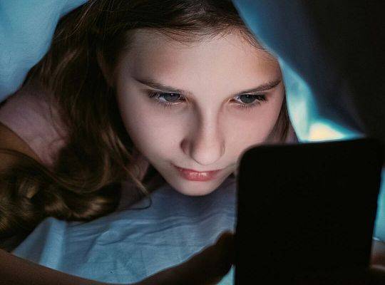 Jak światło niebieskie ekranów wpływa na dzieci?
