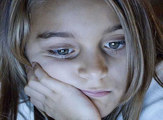 Jak światło niebieskie ekranów wpływa na dzieci?