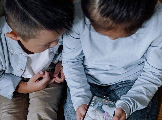 Jak światło niebieskie ekranów wpływa na dzieci?