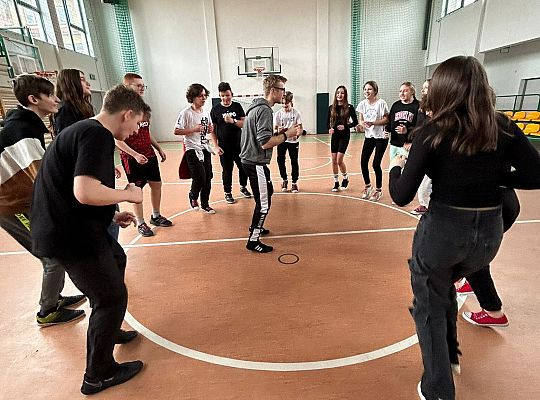Bezpieczna droga do szkoły – jak uczyć dzieci reagowania na zagrożenia?